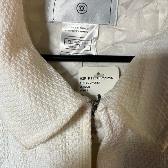 Chanel 02P white summer transitional jacket with pearl buttons size 36. NWTs - Picture 8 of 12